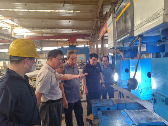 市人大原副主任潘漢久、市原安監(jiān)局局長(zhǎng)張憲考察船舶加工建設(shè)項(xiàng)目